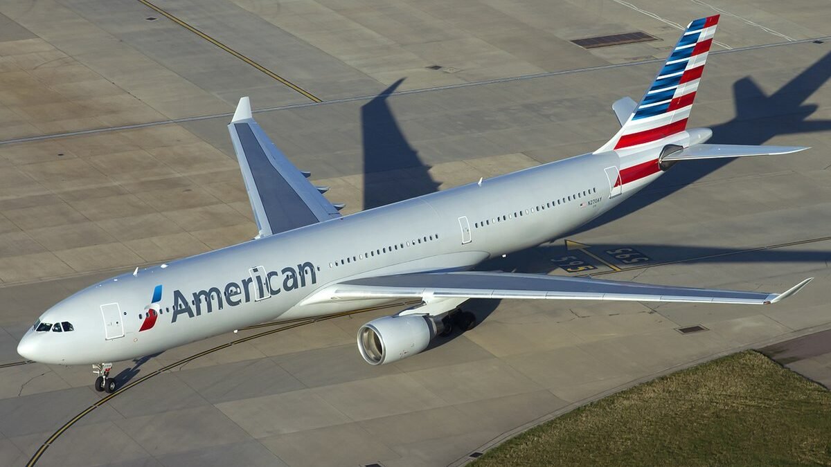American_Airlines_Airbus_A330-300_at_Heathrow
