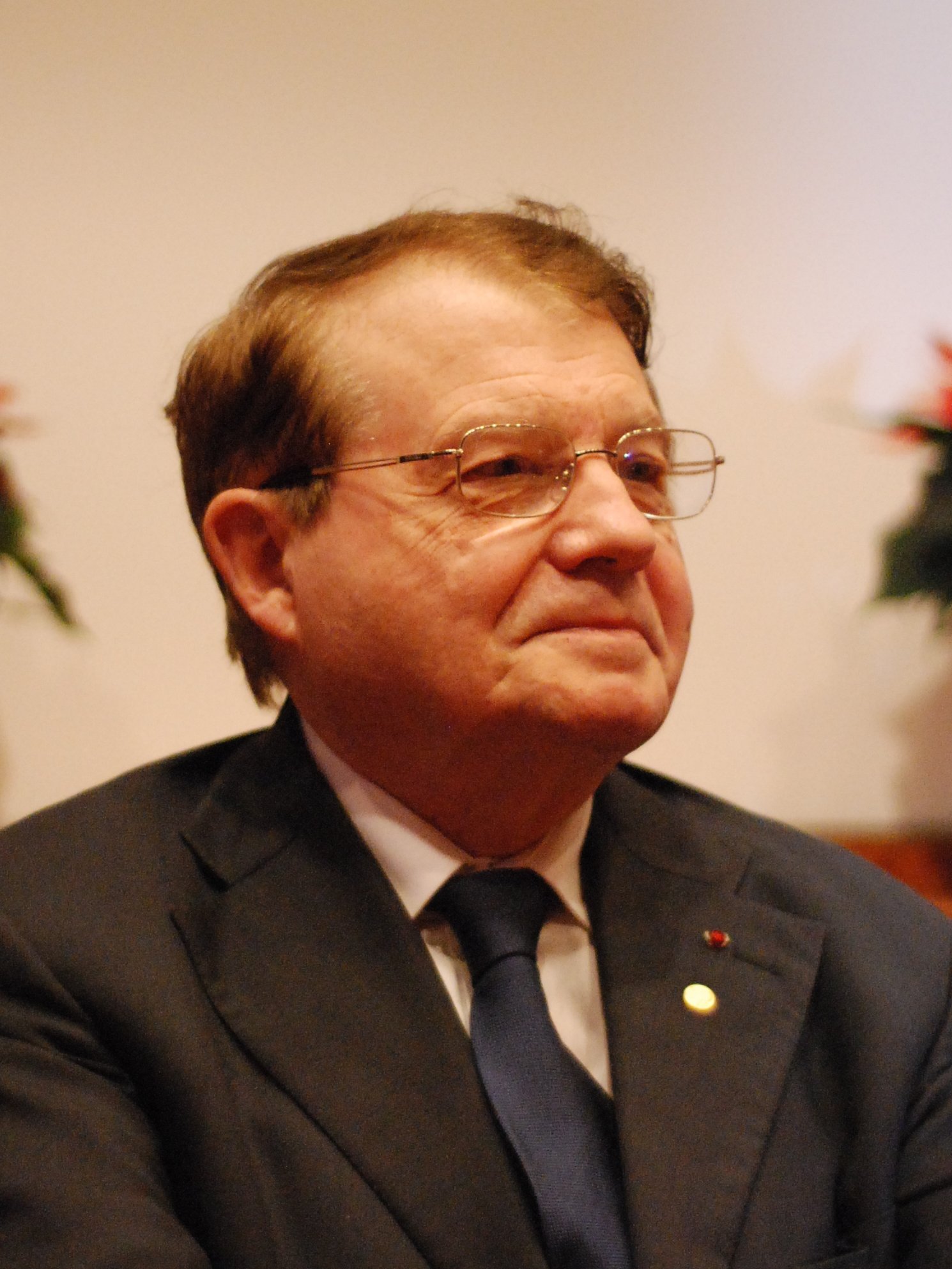 Luc_Montagnier-press_conference_Dec_06th,_2008-1_crop