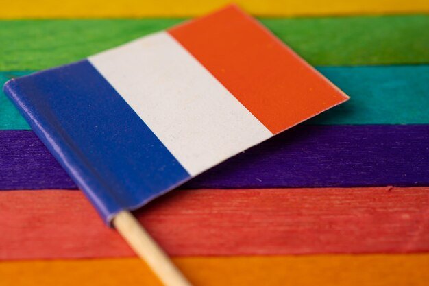 bandera-francia-simbolo-fondo-arco-iris-mes-orgullo-gay-lgbt_39768-2148